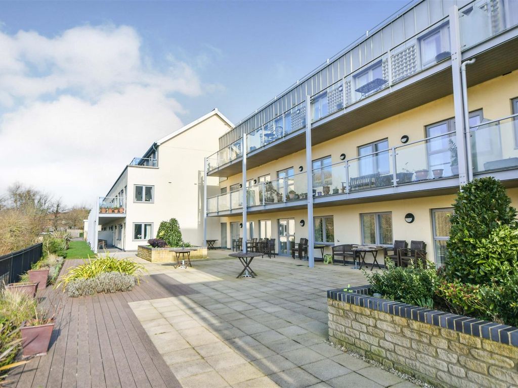 1 bed flat for sale in Bowles Court, Westmead Lane, Chippenham SN15, £105,000