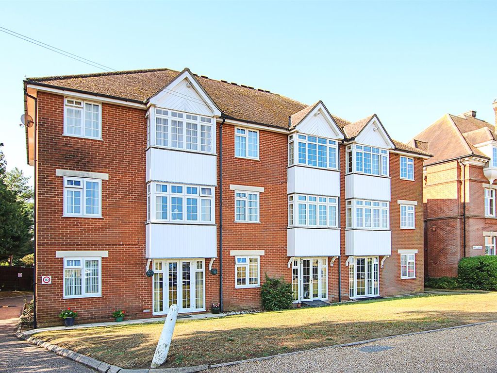 2 bed property for sale in Hillside, Heath Road, Newmarket CB8, £145,000