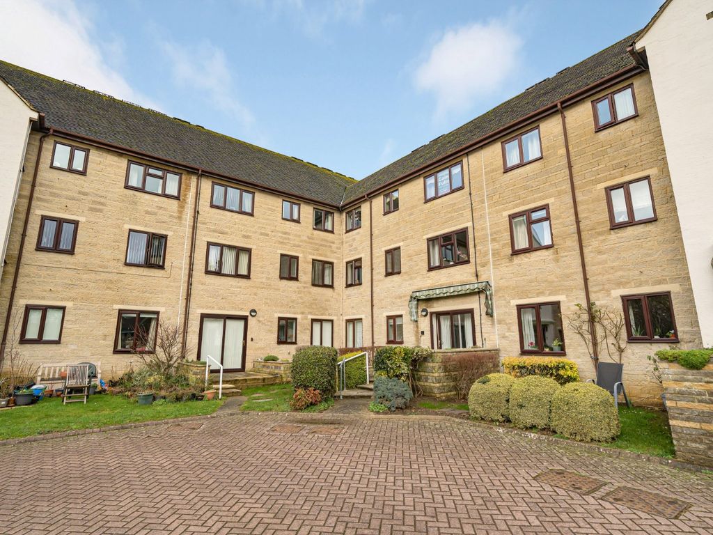 1 bed flat for sale in Barclay Court, Trafalgar Road, Cirencester, Gloucestershire GL7, £100,000