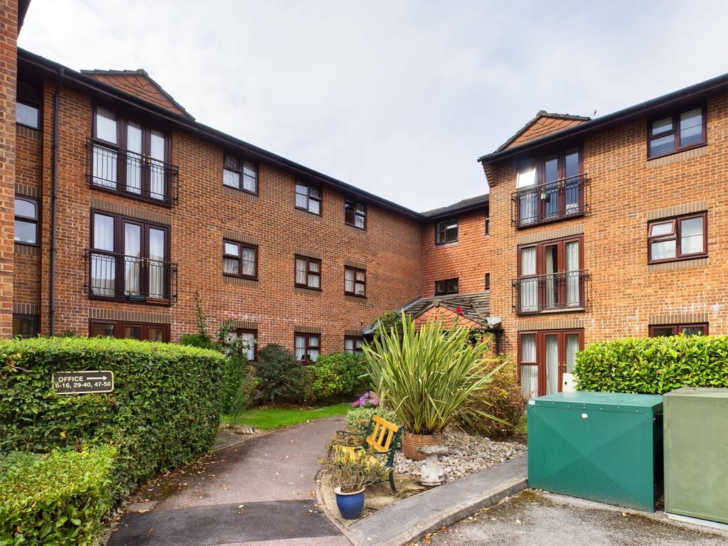 1 bed flat for sale in St. Georges Road, Addlestone, Surrey KT15, £80,000