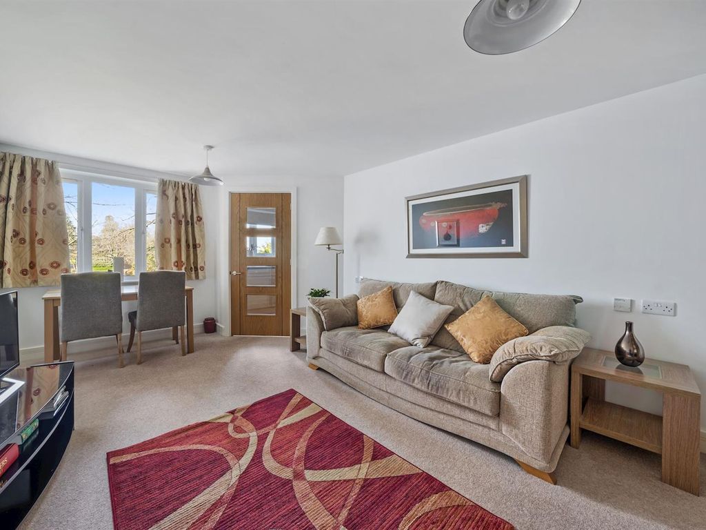 1 bed flat for sale in Penlee Close, Edenbridge TN8, £175,000