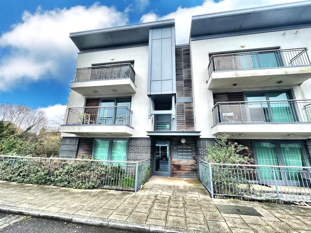 2 bed flat for sale in Ted Bates Road, Southampton SO14, £179,950
