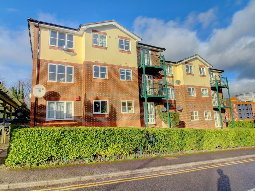 2 bed flat for sale in Alexandra Park, Queen Alexandra Road, High Wycombe, Buckinghamshire HP11, £200,000