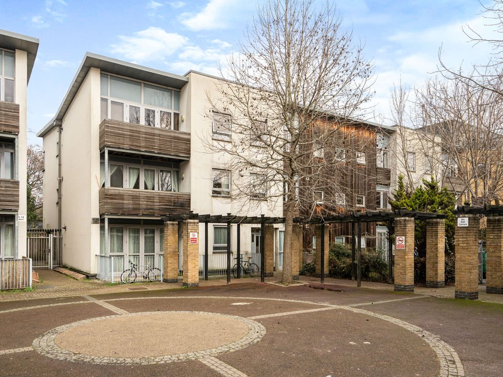 2 bed flat for sale in Kinglet Close, London E7, £325,000