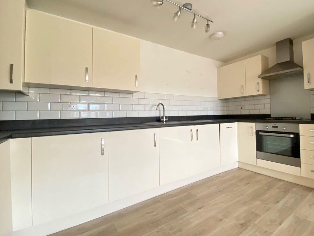 2 bed flat for sale in Victoria Grove, Flitwick MK45, £198,000