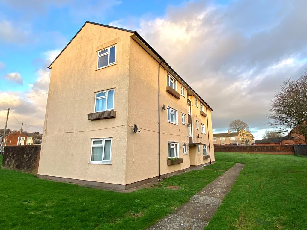 2 bed flat for sale in Walton Close, Newport NP19, £85,000