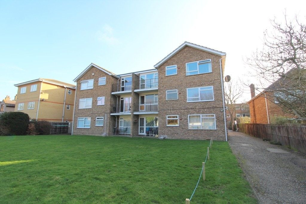 2 bed flat for sale in Stanwell Road, Ashford TW15, £280,000
