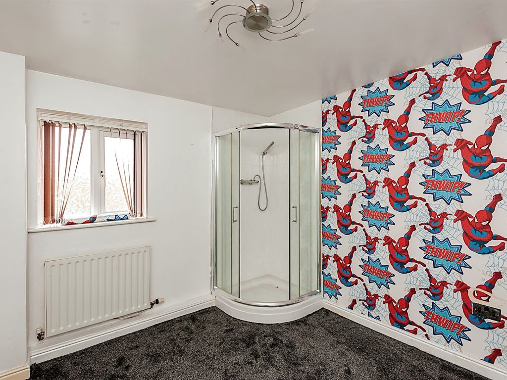 3 bed flat for sale in Abbeydale Drive, Bradford BD8, £140,000