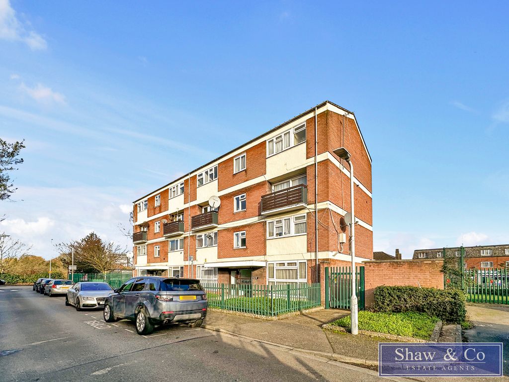 2 bed flat for sale in Swift Close, Hayes UB3, £264,950