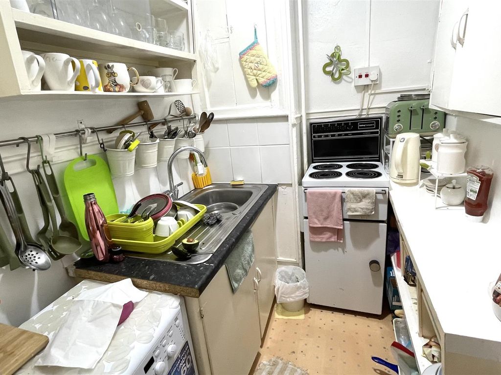1 bed flat for sale in Bourne Avenue, Bournemouth BH2, £115,000