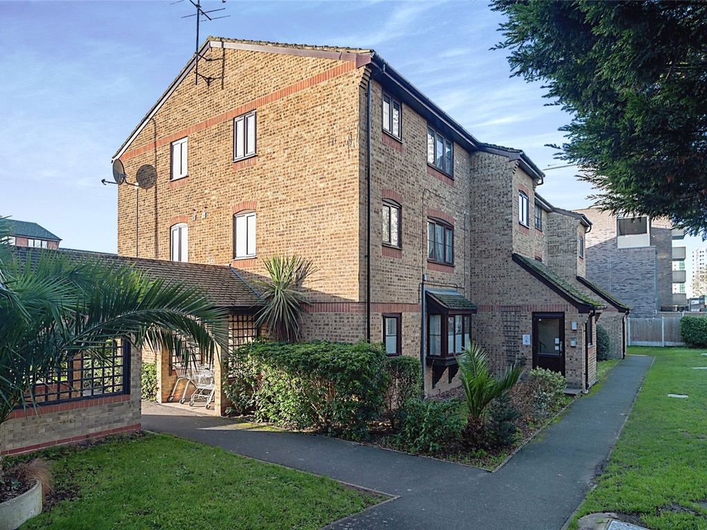 1 bed flat for sale in Wyvern House, Bridge Road, Grays, Essex RM17, £140,000