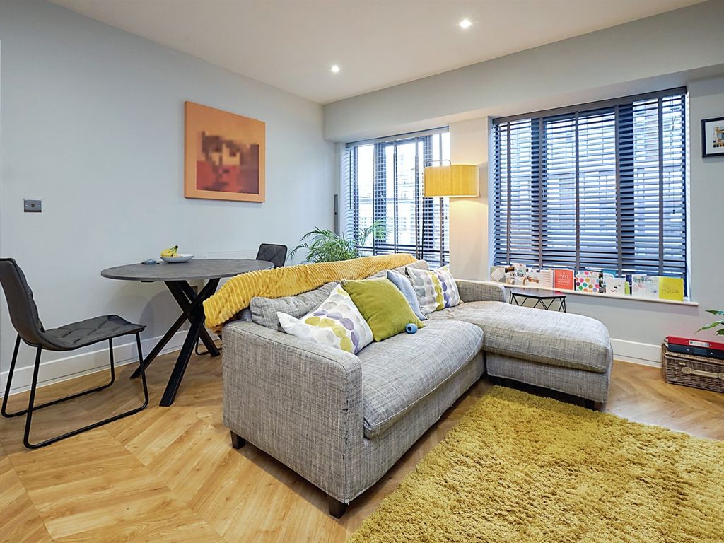 1 bed flat for sale in Newhall Street, Birmingham B3, £210,000