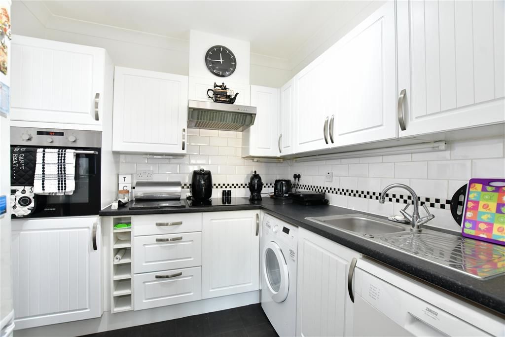 1 bed flat for sale in Chadwell Heath Lane, Romford, Essex RM6, £150,000