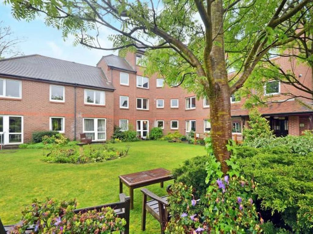 1 bed flat for sale in York Road, Guildford GU1, £175,000