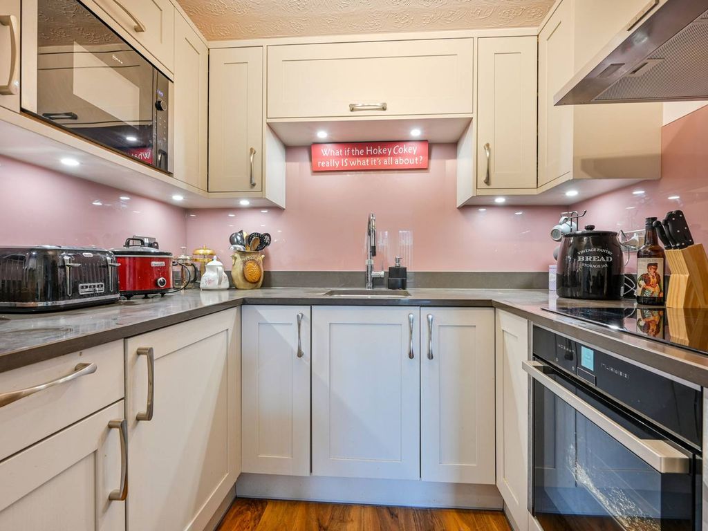 1 bed flat for sale in York Road, Guildford GU1, £175,000