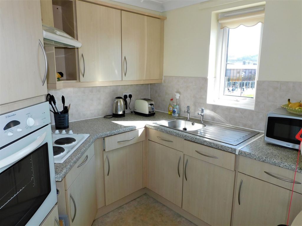 1 bed flat for sale in Harbour Road, Seaton EX12, £105,000