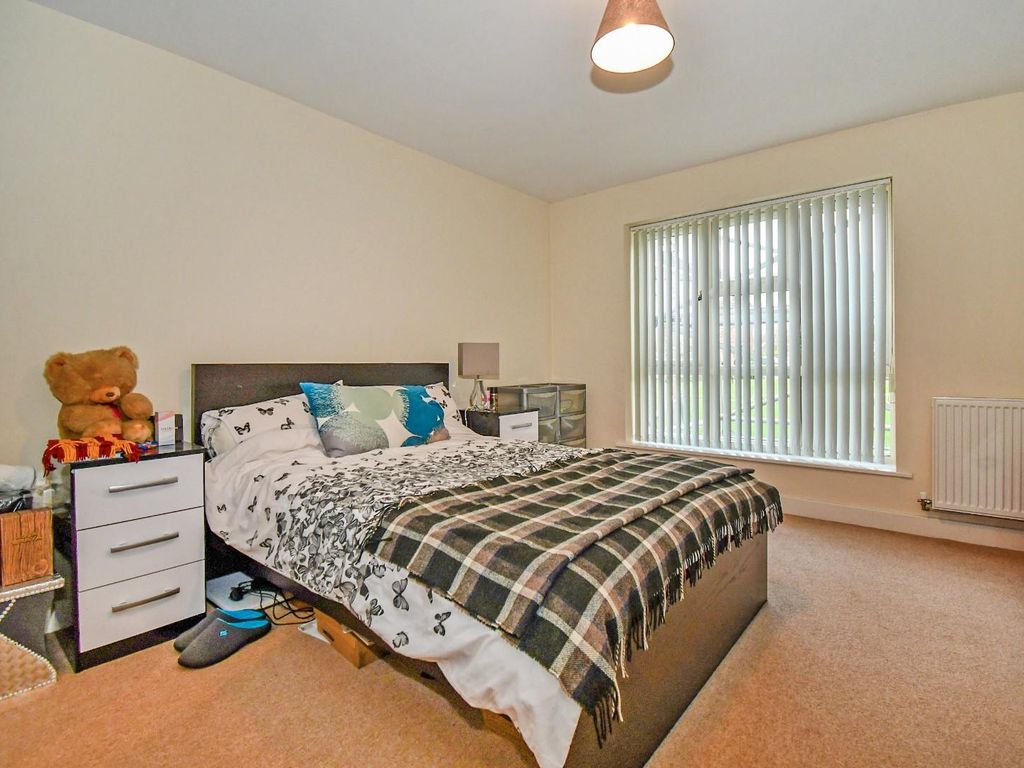 2 bed flat for sale in Silver Cross Way, Guiseley, Leeds LS20, £169,950