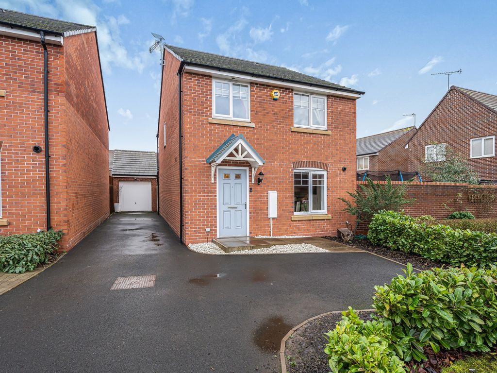 4 bed detached house for sale in Weir Crescent, Kidderminster DY11, £300,000