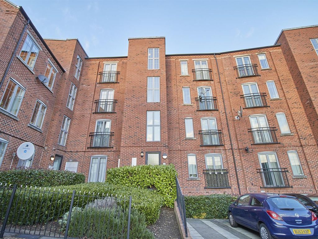 2 bed flat for sale in Weavers Court, Trinity Lane, Hinckley LE10, £125,000