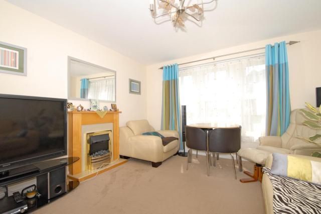 2 bed flat for sale in Newbury, Berkshire RG14, £160,000