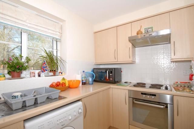 2 bed flat for sale in Newbury, Berkshire RG14, £160,000