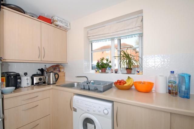 2 bed flat for sale in Newbury, Berkshire RG14, £160,000