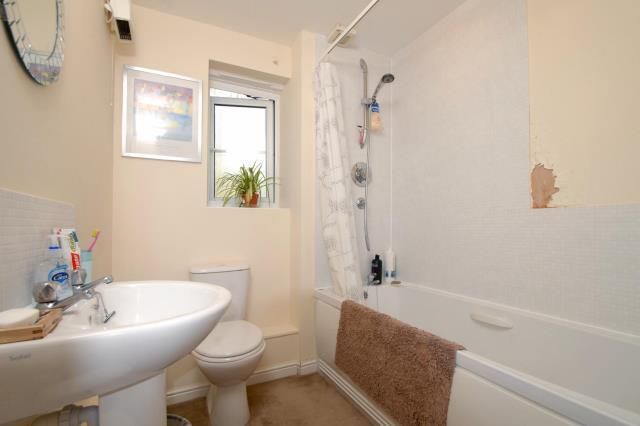 2 bed flat for sale in Newbury, Berkshire RG14, £160,000