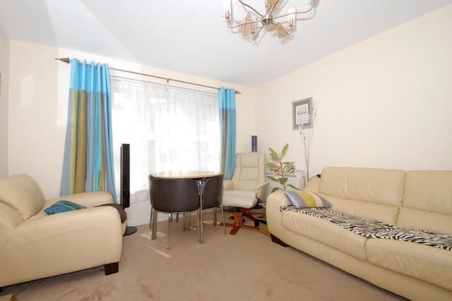 2 bed flat for sale in Newbury, Berkshire RG14, £160,000