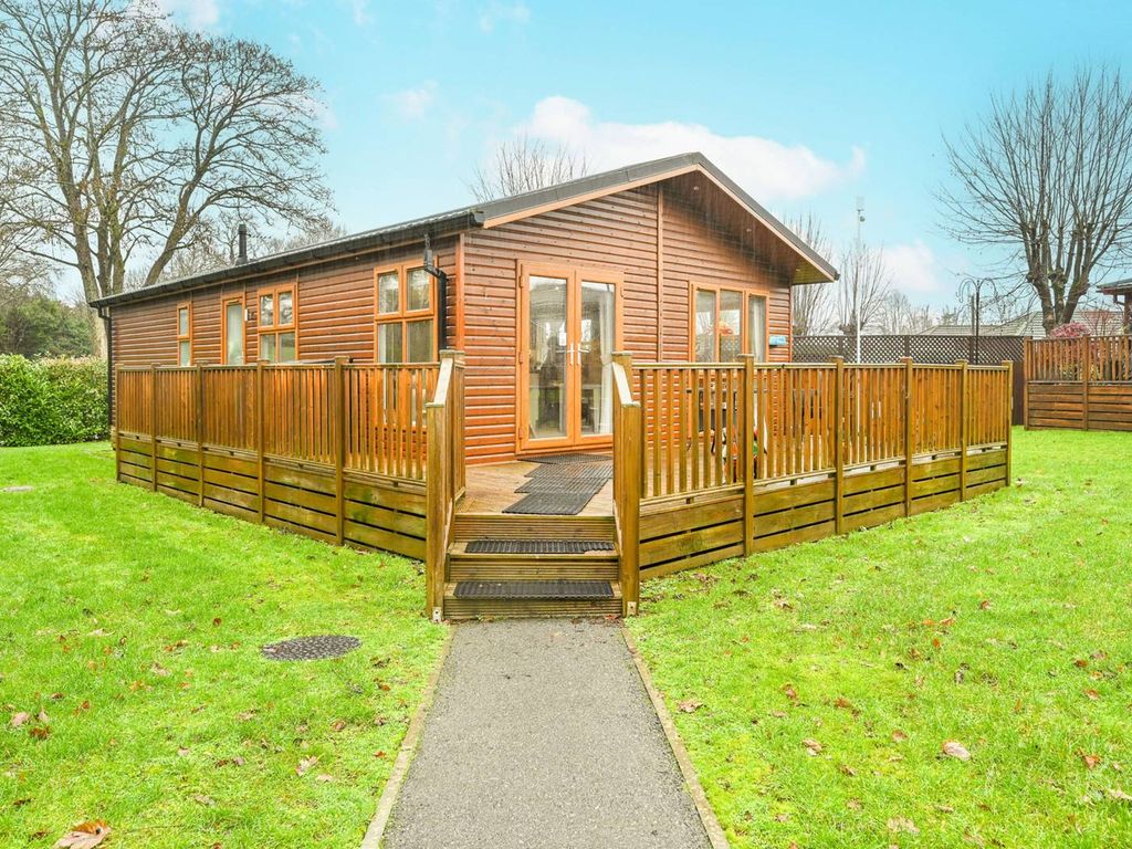 2 bed mobile/park home for sale in Edgeley Park, Farley Green, Guildford GU5, £105,000