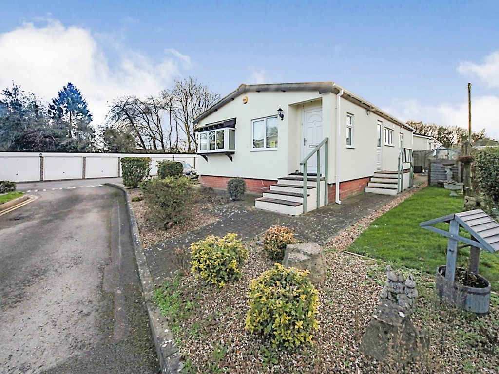 2 bed mobile/park home for sale in Woodside Park Homes, Woodside, Luton LU1, £200,000