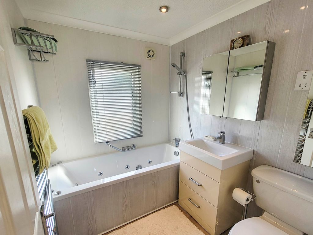 2 bed mobile/park home for sale in Woodside Park Homes, Woodside, Luton LU1, £200,000