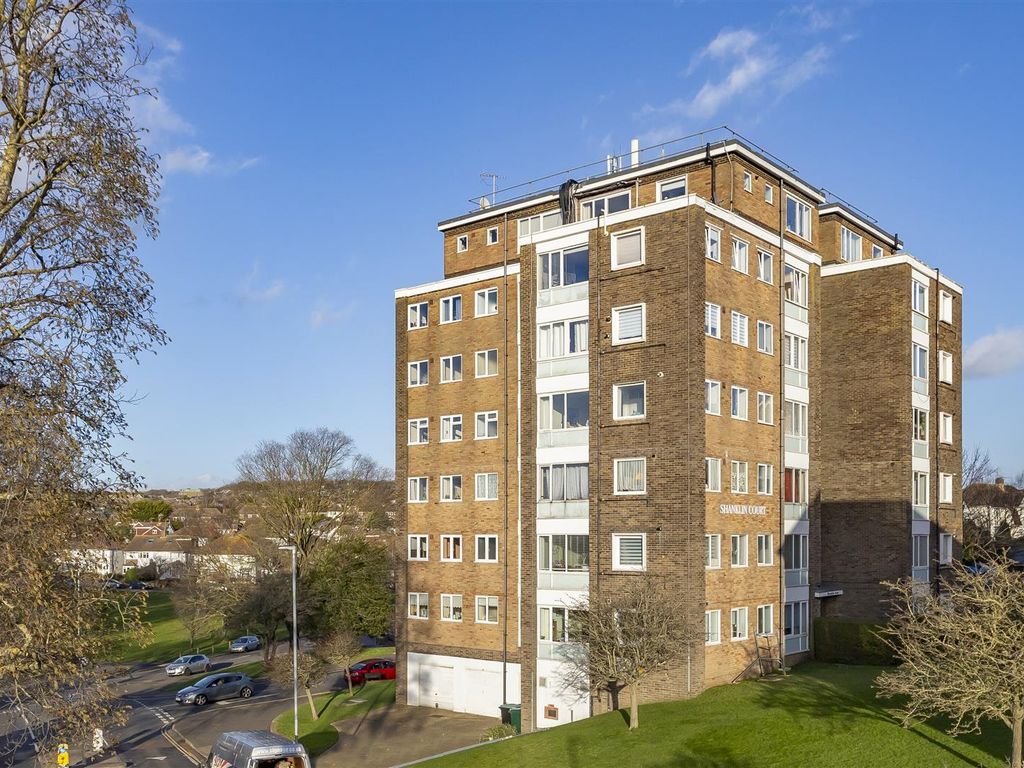 2 bed flat for sale in Hangleton Road, Hove BN3, £100,000