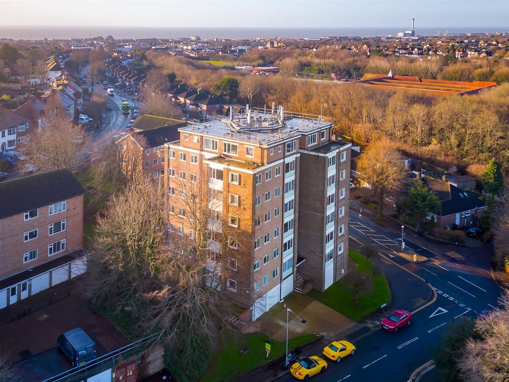 2 bed flat for sale in Hangleton Road, Hove BN3, £100,000