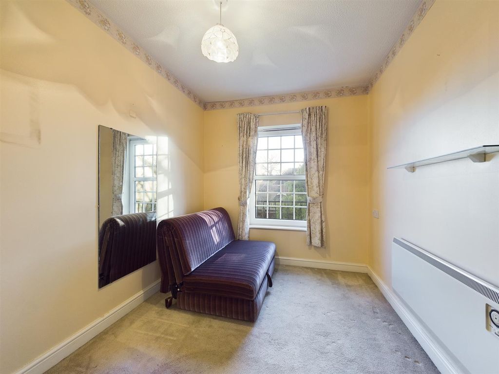 2 bed flat for sale in Park Lane, Tilehurst, Reading RG31, £190,000