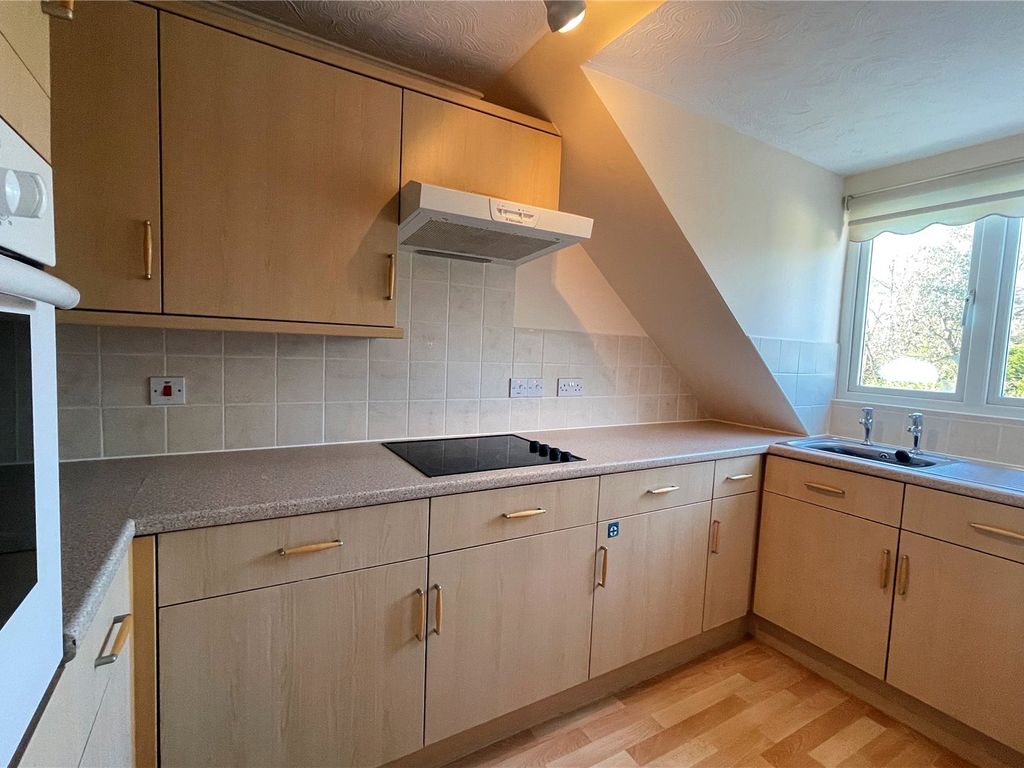 1 bed flat for sale in Firwood Drive, Camberley, Surrey GU15, £140,000