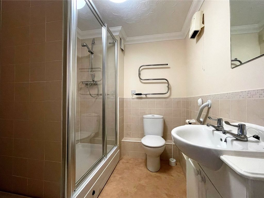 1 bed flat for sale in Firwood Drive, Camberley, Surrey GU15, £140,000