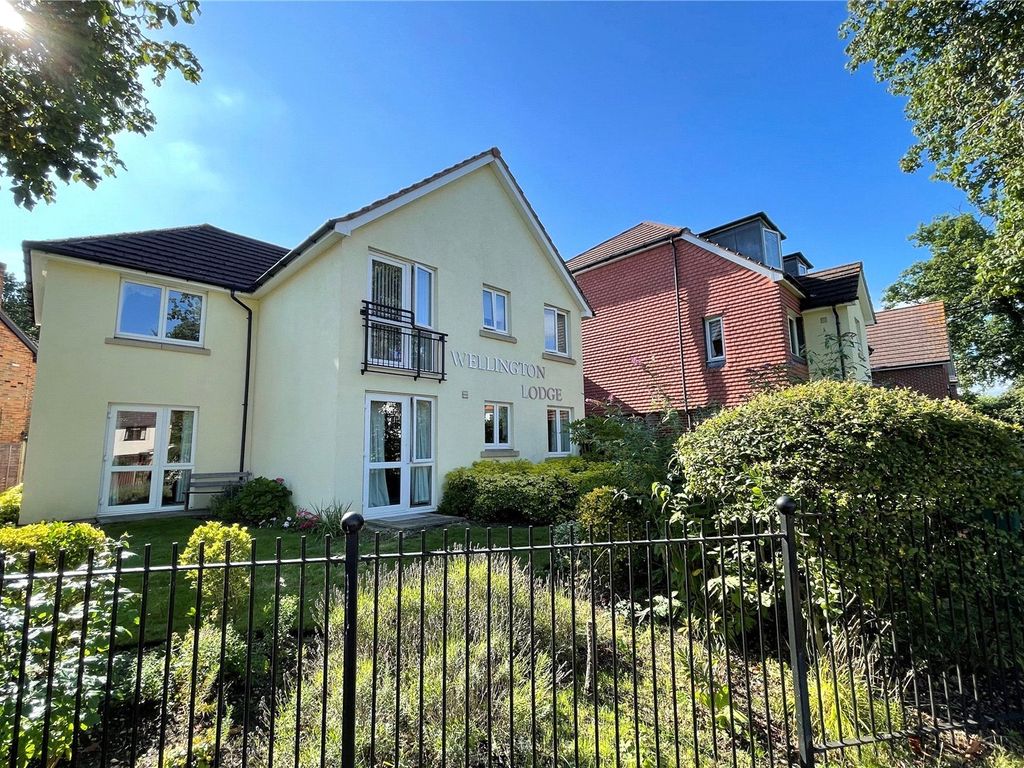 1 bed flat for sale in Firwood Drive, Camberley, Surrey GU15, £140,000