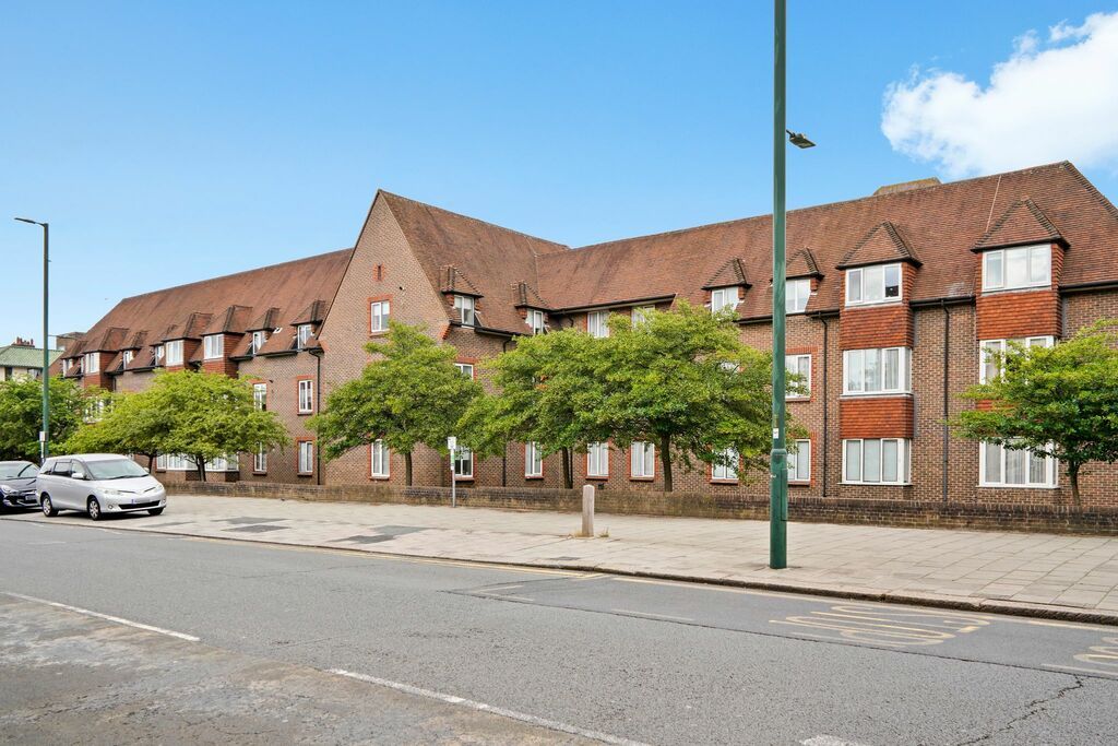1 bed flat for sale in Birnbeck Court, 850 Finchley Road, London NW11, £180,000