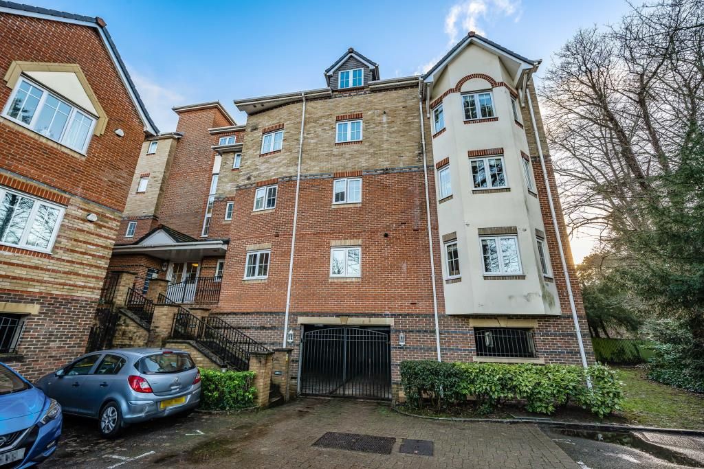 2 bed flat for sale in Basingstoke, Hampshire RG21, £250,000