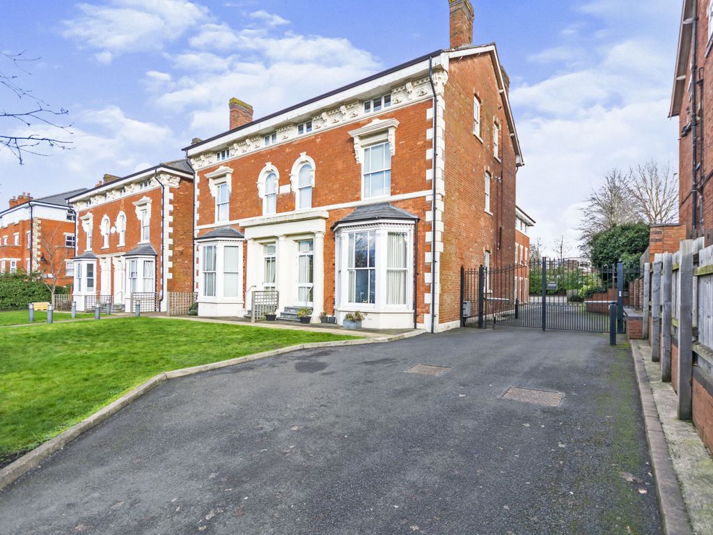 2 bed flat for sale in Warwick Road, Solihull, West Midlands B92, £160,000