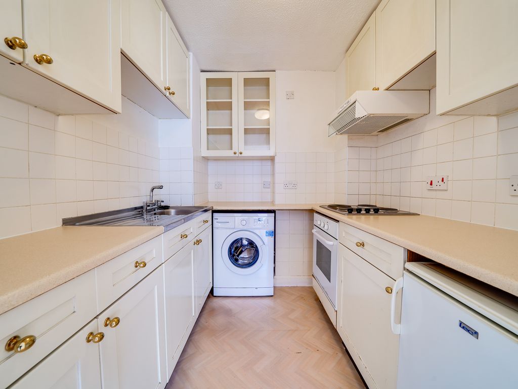2 bed flat for sale in Gresley Lodge, Old North Road, Royston SG8, £210,000
