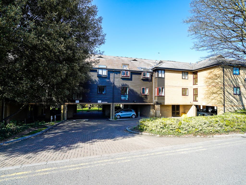 2 bed flat for sale in Gresley Lodge, Old North Road, Royston SG8, £210,000