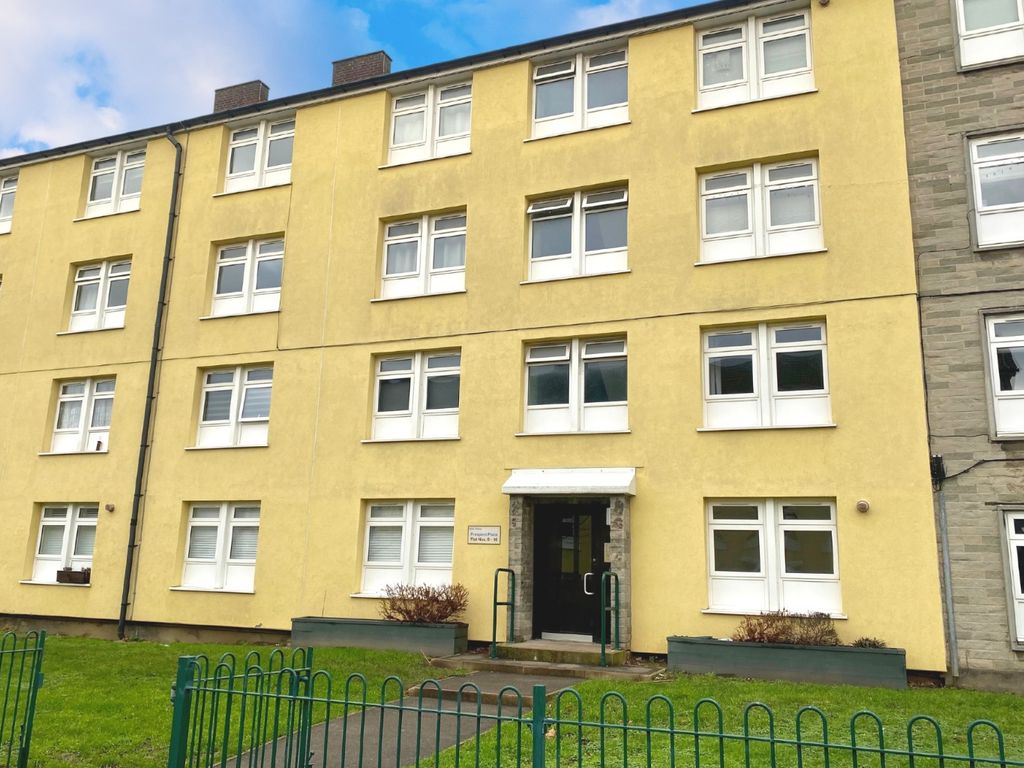 2 bed flat for sale in Prospect Place, Romford RM5, £210,000