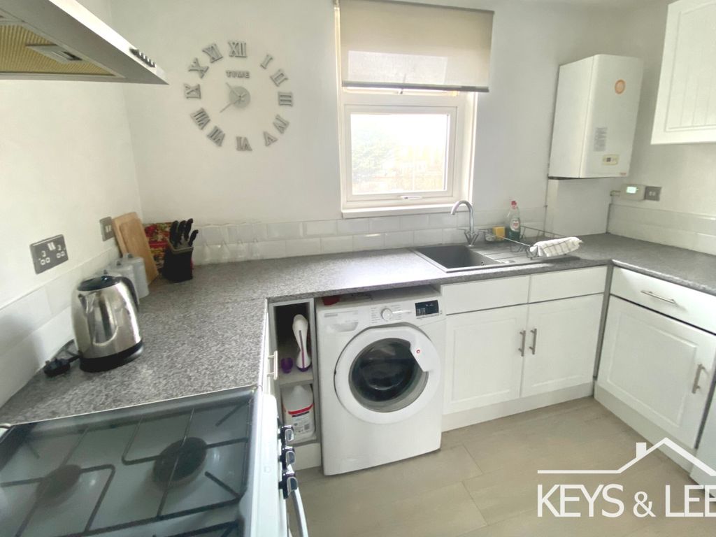 2 bed flat for sale in Prospect Place, Romford RM5, £210,000
