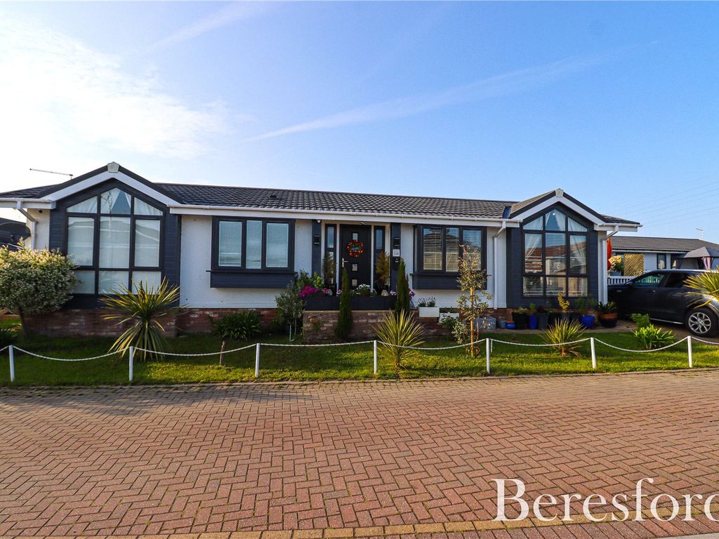 2 bed bungalow for sale in Maple Mews, Hayes Country Park SS11, £250,000