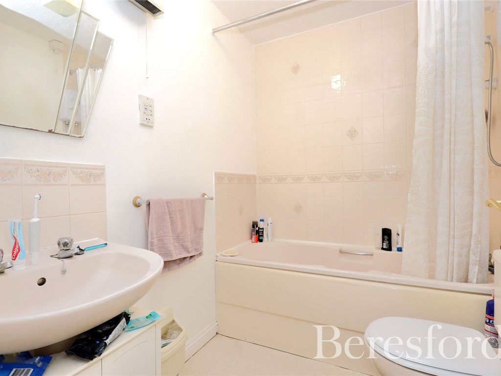 2 bed flat for sale in Cavendish Gardens, Chelmsford CM2, £199,950