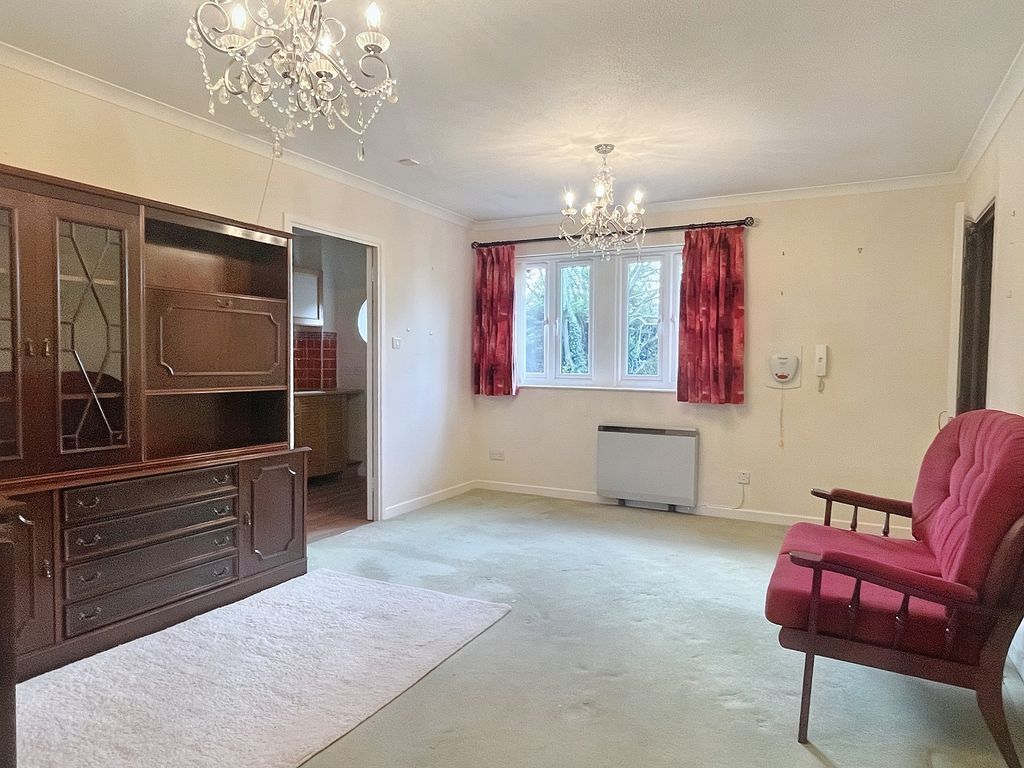 2 bed flat for sale in Woodborough Road, Winscombe, North Somerset. BS25, £165,000