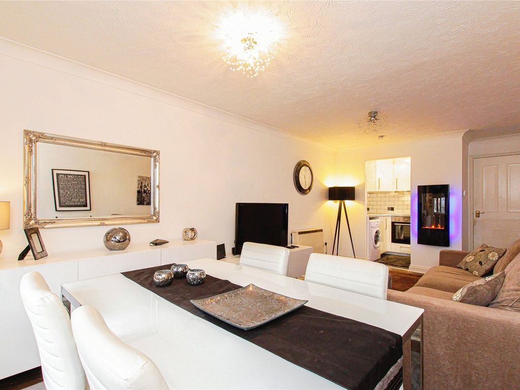 2 bed flat for sale in Pine Court, Impington, Cambridge CB24, £300,000