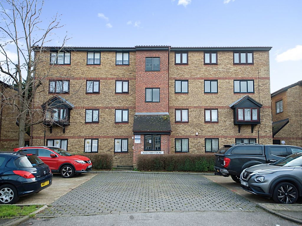 2 bed flat for sale in Stocksfield Road, London E17, £220,000