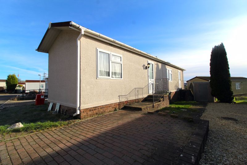 2 bed mobile/park home for sale in Woodlands Park, Almondsbury, Bristol BS32, £139,995